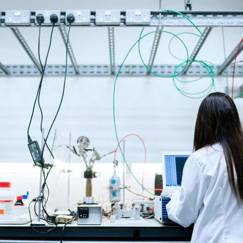 Por que as CROs devem se preocupar com os materiais presentes nas embalagens de seus laboratórios?