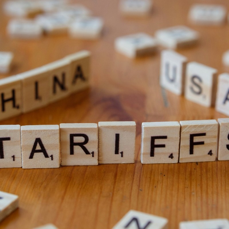 Navegando no Comércio Global: Implicações de Novas Tarifas e Mudanças na Cadeia de Suprimentos